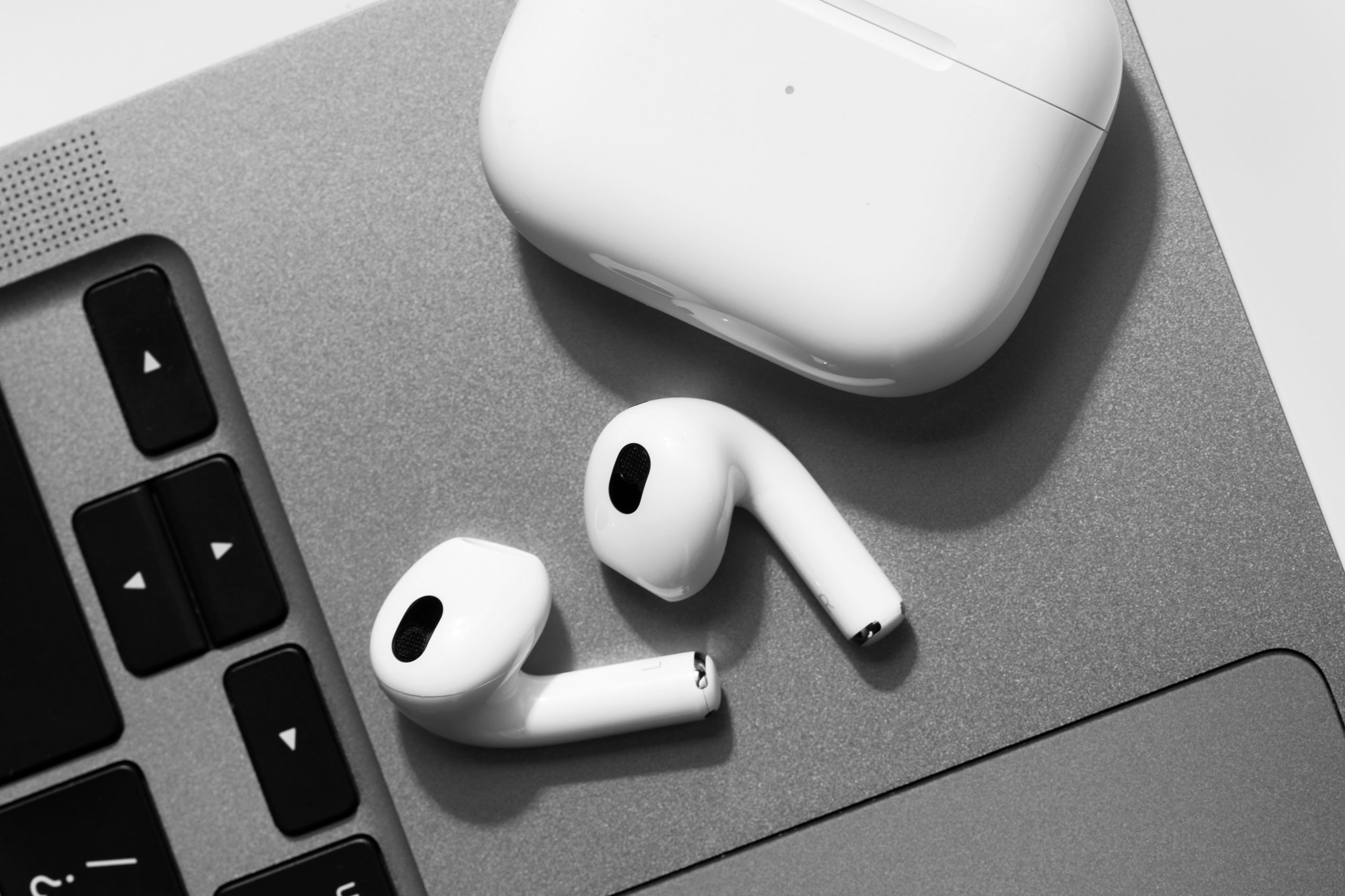 Як підключити до MacBook AirPods і ще одні навушники одночасно?